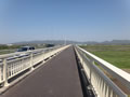 橋の向こうが自転車道