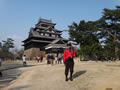 松江城の前で記念撮影
