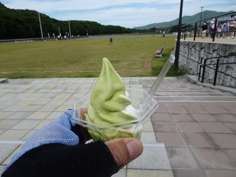 戻った道の駅でアイスクリームを食べました