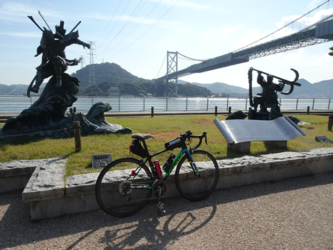 関門大橋と武蔵の銅像