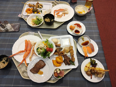21日夜　夕食はバイキングでした。チョット食べ過ぎ？