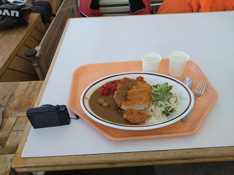 昼食はレストランでした