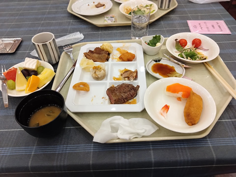 ホテルの夕食のバイキングです