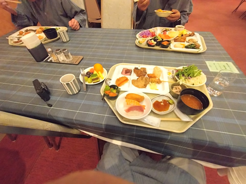 ホテルのレストランで夕食