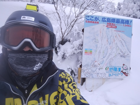 ヒエ畑トップの看板の前