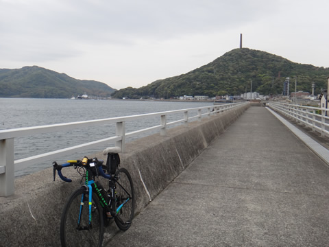 徳山湾の象徴の煙突、下は日本精蝋