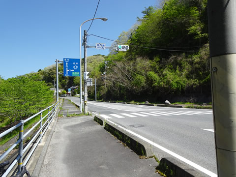 この先に芝桜の里があります