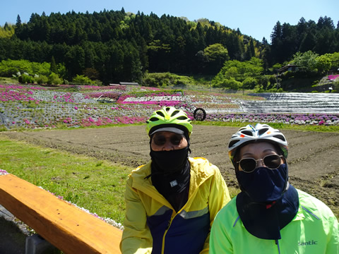 芝桜、水車をバックに記念撮影