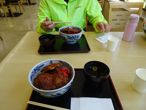 鹿野PA上りのレストランで昼食