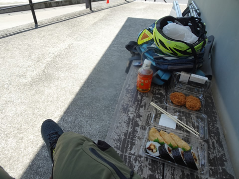 ベンチで昼食中