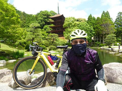 国宝瑠璃光寺五重塔をバックに