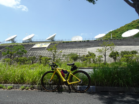 衛星アンテナ群をバックに