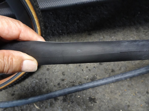 ここに穴が開いていました