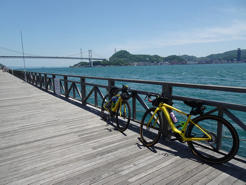 唐戸市場の前の歩く歩道