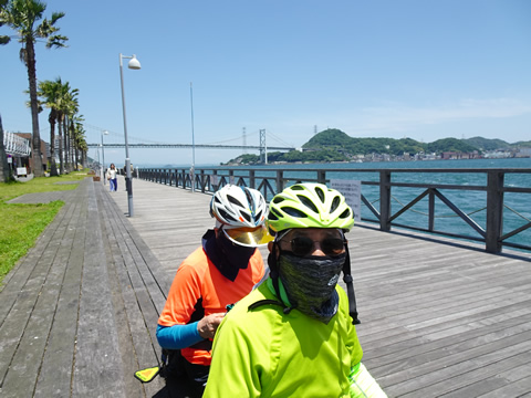 唐戸の前・関門橋をバックに