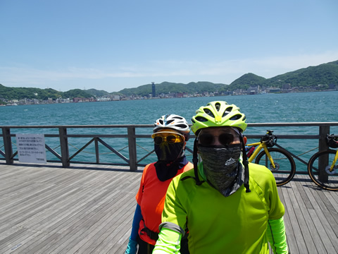 唐戸市場の前・門司をバックに