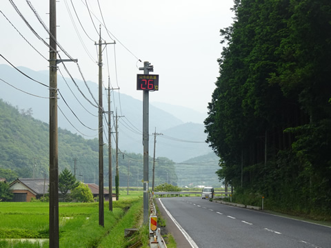 道路の温度計は26度でした。少し涼しいです