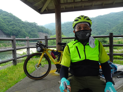 駐車場横の東屋で休憩！