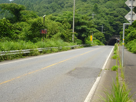 トンネル出た所で32度くらいでした