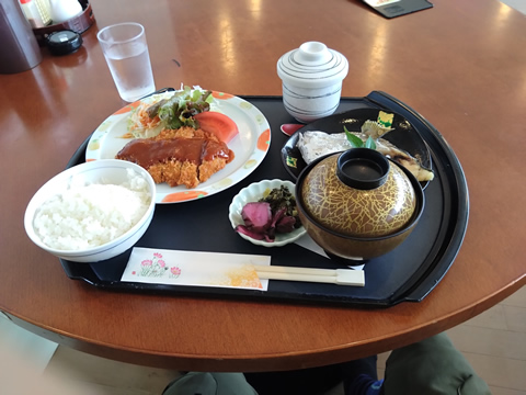 道の駅のレストランで早目の昼食でした