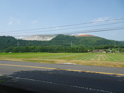 石灰岩の採石場が遠くに見えます