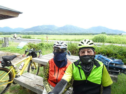 蒜山三座をバックに撮影