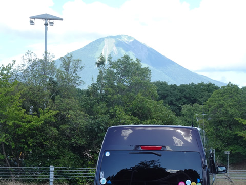 湯の川に向かう米子道のPAから大山を撮影