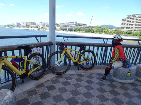 宍道湖大橋のてっぺんで休憩