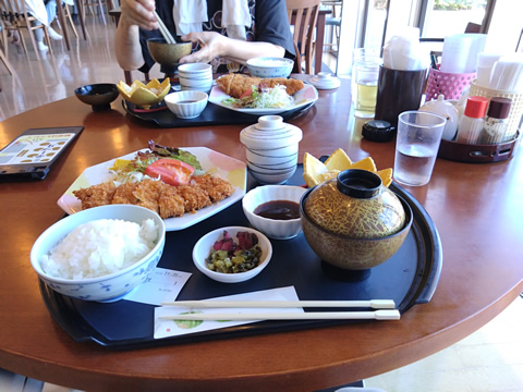 レストランで昼食でした