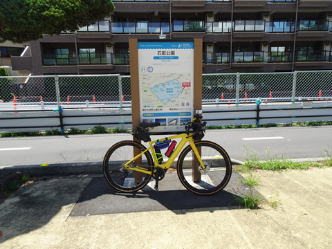 途中影の休憩所で水分補給