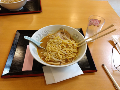 近くの温泉に入り昼食です