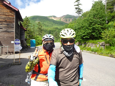 山をバックに！！