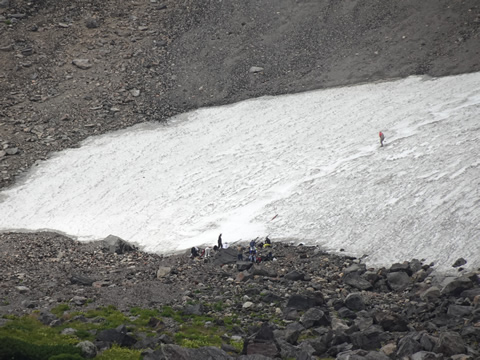 有名な乗鞍大雪渓、まだ滑ってました