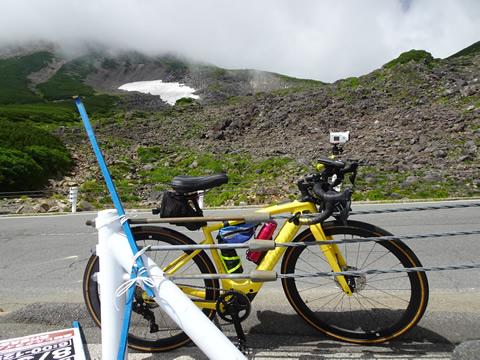 大雪渓をバックに