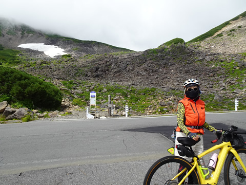 奥さんも大雪渓をバックに