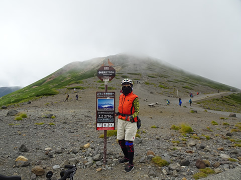 看板の横で記念撮影、後は剣ヶ峰
