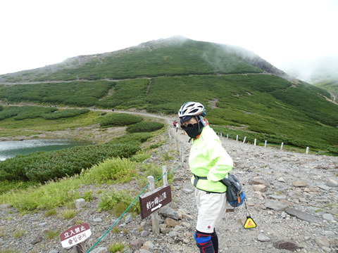 剣ヶ峰に行く道の前で
