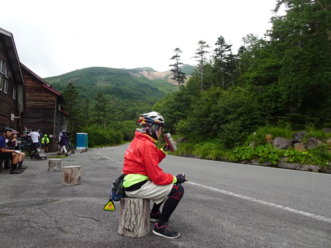 位ケ原山荘前で