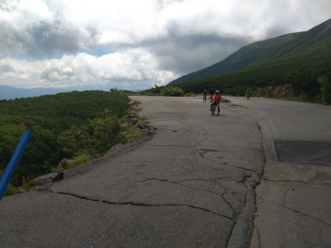 大雪渓の前の広いパーキング