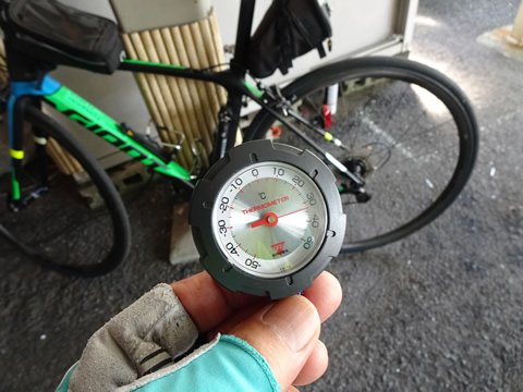 家の駐車場で32度くらいでした