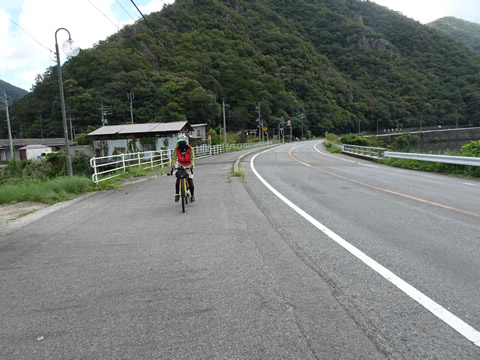 一般道の歩道を走ります