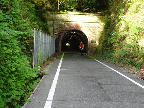 サイクリングターミナル手前のトンネル