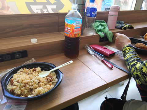 ローソンのイートインで昼食