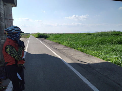 直線が続く自転車道