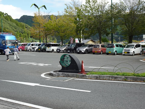 休日で車は多かったです