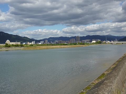新山口駅まえの椹野川