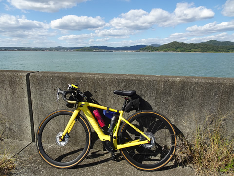 相原大橋をバックに