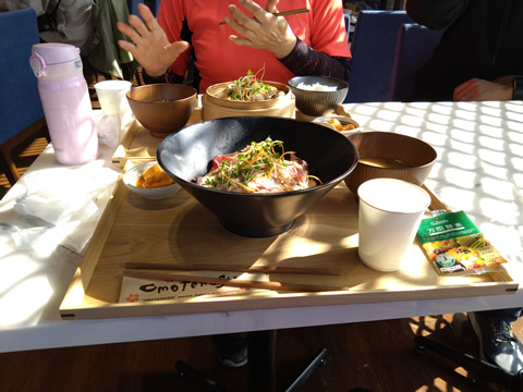 万田発酵のレストランで昼食でした