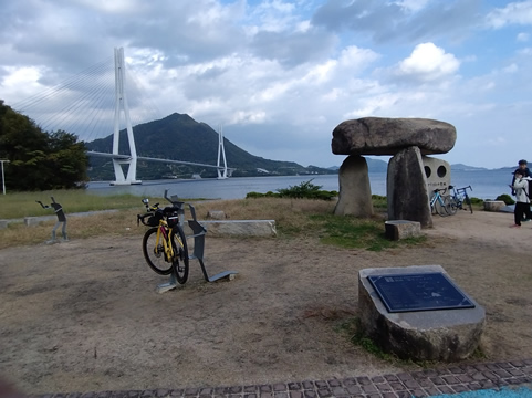 道の駅多々羅しまなみ公園のサイクリングの聖地の碑の前で