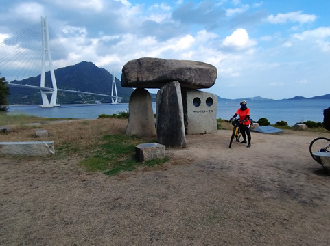 道の駅多々羅しまなみ公園のサイクリングの聖地の碑の前で